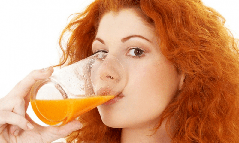girl drinks juice on a diet